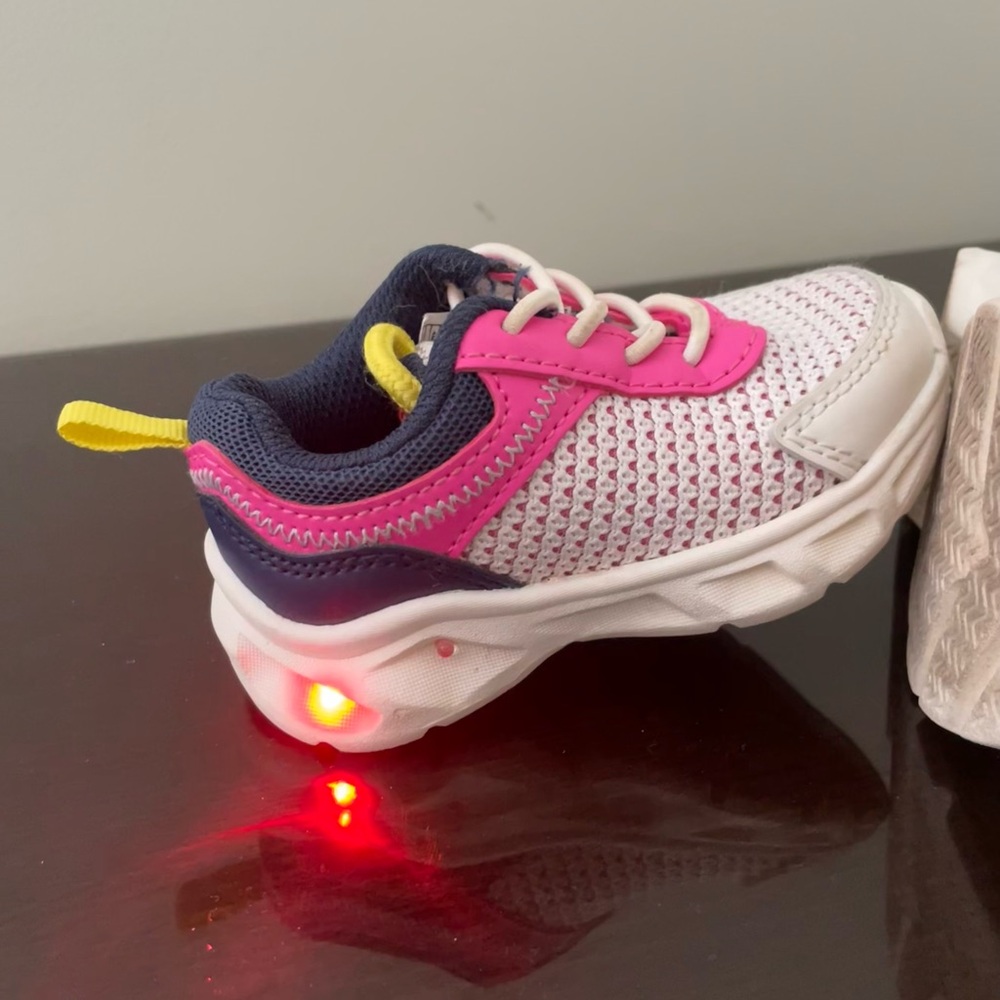 Carter’s light up shoes, size 4 - Picture 4 of 4